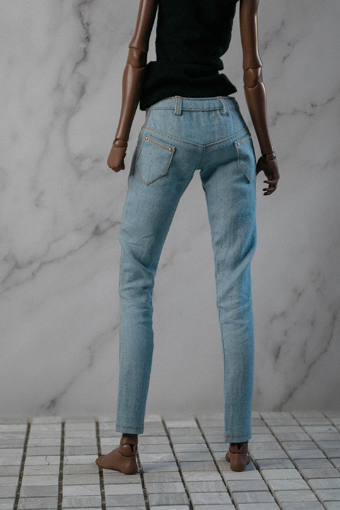 Узкие голубые джинсы для девушки-эльфа Spirit Imprint  