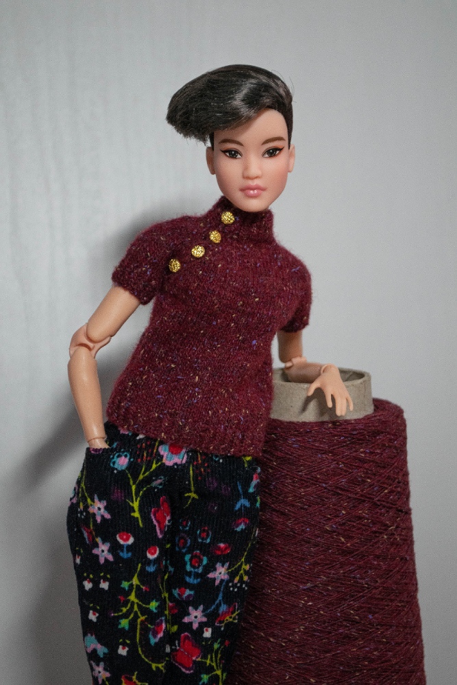 Knitted top for doll