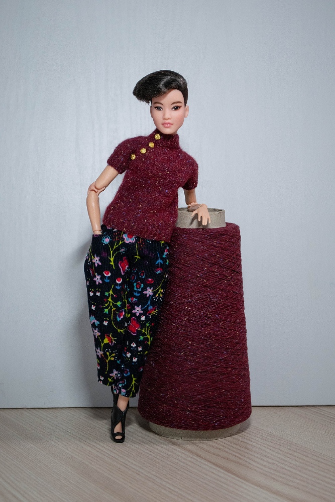 Knitted top for barbie doll